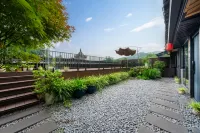 Phoenix Wanfeng Yushe Light Luxury Homestay (Hongqiao Branch, Fenghuang Ancient Town) - Romantic