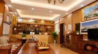 Deqin Fuyuan Business Hotel - 인 (Inns)