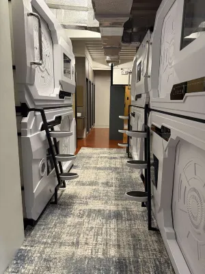 ERG Capsule Inn - ที่มีอ่างอาบน้ำ