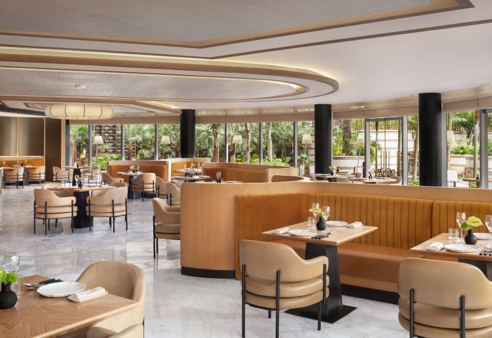 더 세인트 레지스 자카르타의 고급스러운 로비 모습