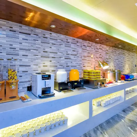 Lavande Hotel (Kunming Dongfeng Square Nanping Street) Отели рядом с достопримечательностью «Конгресс-центр Kunming Hall»