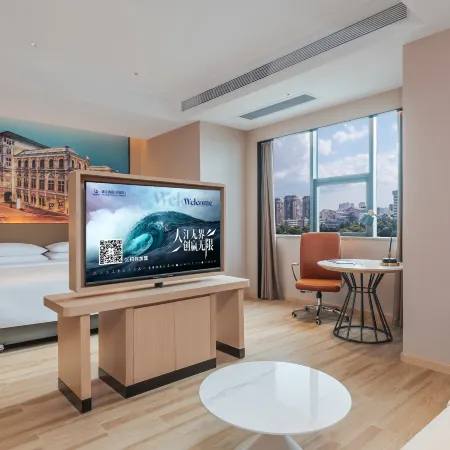 Vienna International Hotel (Haikou Binhai Avenue Xixiu beach branch)