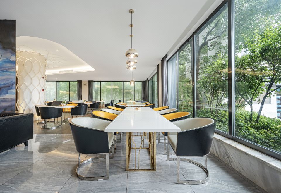 피쳐드 오렌지 호텔 로비