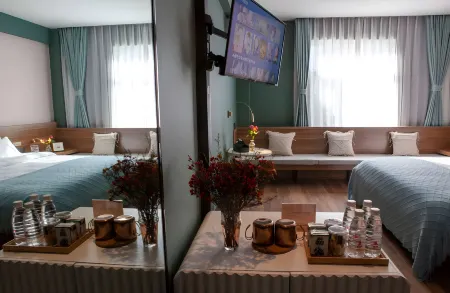 Nuonuo ROOF Rizmila Hotel (Kunming Nanping Pedestrian Street Jiaosanqiao Subway Station)