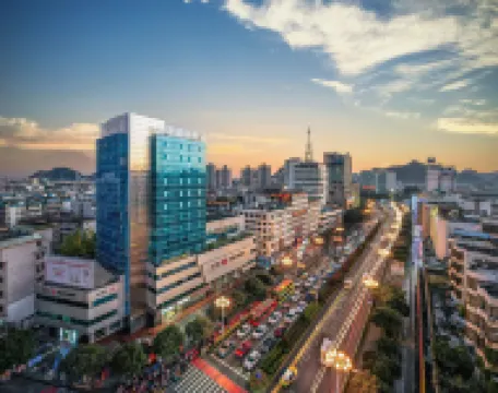 โรงแรมโฮมอินน์ พลัส (สถานีรถไฟกุ้ยหลิน สวนเซียงบิซาน) โรงแรมใน
