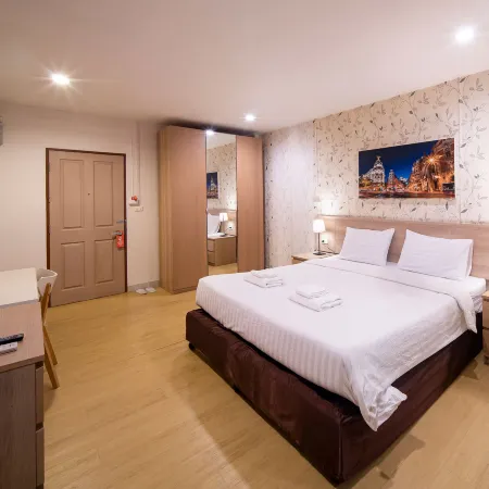 Crystal Resort Отели рядом с достопримечательностью «Торговый центр The Mall Ratchasima»