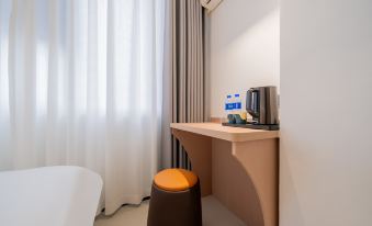 Xincai Hotel (Nanning Chaoyang Square Railway Station Subway Station Store)