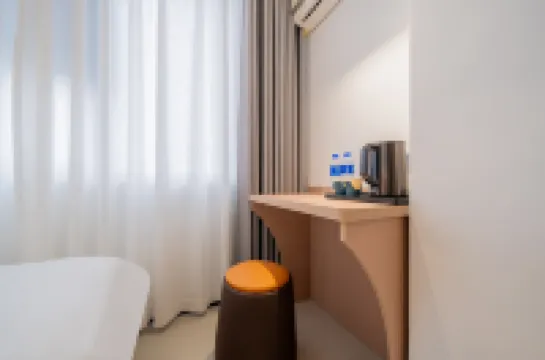 Xincai Hotel (Nanning Chaoyang Square Railway Station Subway Station Store)