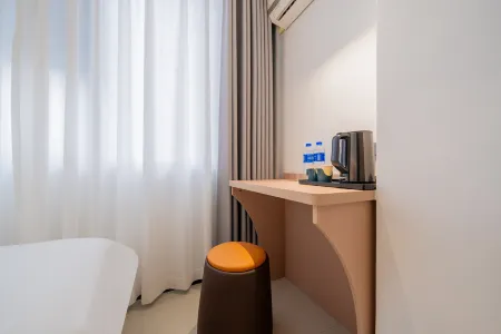 Xincai Hotel (Nanning Chaoyang Square Railway Station Subway Station Store)