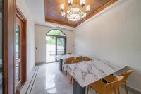 Walking through the Flower Street and Meeting the Sea