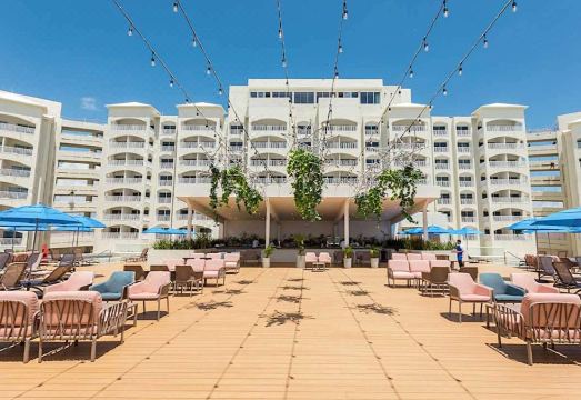 힐튼 칸쿤 마르 카리베의 넓은 수영장 전경