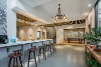 畫裏ARTINN·洞穴冷泉·溯溪泳池度假民宿（安吉雲上草原店） - 酒吧