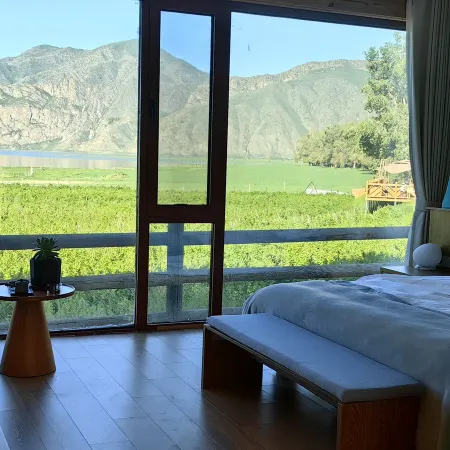 Yilemu Lake Three Hundred Homestays