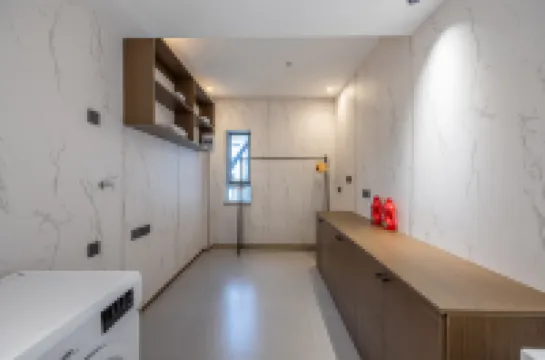 เซอร์วิสอพาร์ตเมนต์จูกวงซือเย่ (สถานีรถไฟใต้ดินทีหยูกวน)