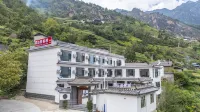Encounter · Yunshanju · Hiker | Rizhao Jinshan·Meisu (Tiger Leaping Gorge Store) Hotels near Hutiao Stone