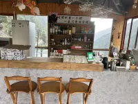 Cat in Yubeng Snow Mountain View Guesthouse - bar
