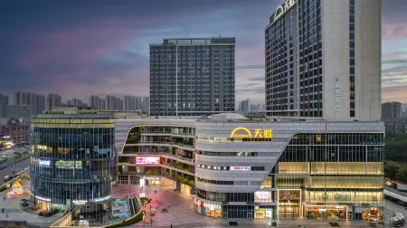 Meihui GM Hotel (Desiqin Plaza Huijin Tianhong Shopping Mall) Отели рядом с достопримечательностью «Hunan Vocational College of Science and Technology (Muyun Campus)»