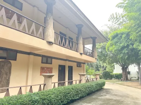 Grand Amazon Hotel Отели рядом с достопримечательностью «Wat Lampang Klang Tawan Tok»