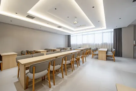 Huayi Selected Hotel (Xiushan Railway Station Branch)