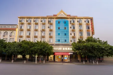 Yayue Hotel (Yingjiang Yinghu Park) Отели в г. Инцзян