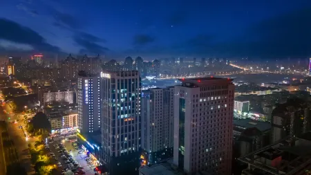 green manlv hotel（Nanchang Honggutan Wanda Plaza cuiyuan) ） Отели рядом с достопримечательностью «Qiushui Square»