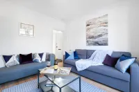 Big Family Home! FREE Parking, Fast WiFi, Garden Hotels in 