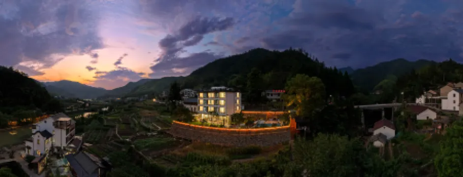 Therefore shuimu Qingyin B & B (Tonglu Maling Ancient Road store) Отели рядом с достопримечательностью «Fangyukong Yanjiyou Capsule Bookstore»