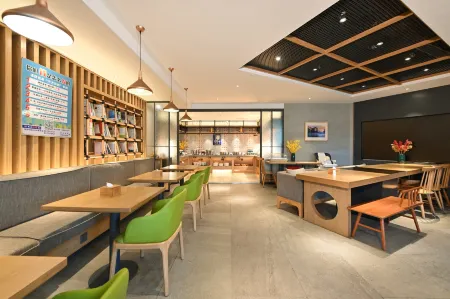 QiuGuo Hotel (Beijing Tiantan Hospital Fengtai District Railway Station Hotel) Отели рядом с достопримечательностью «Eiffel Tower»