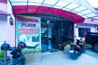 Tropical Place Hotel by RedDoorz KifKif 플레이스 & SkatePark 주변 호텔