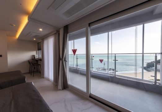 라비앙즈 메종 드 호텔의 넓은 객실과 전망 예시