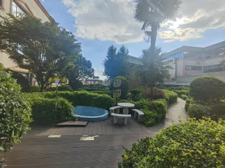 Oriental Lizhi Hotel (Guandu Ancient Town, Yunnan Museum) Отели рядом с достопримечательностью «Kunming Railway Vocational and Technical College (Yangfu Campus)»