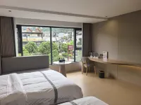 Longling Yudu Hotel - parking
