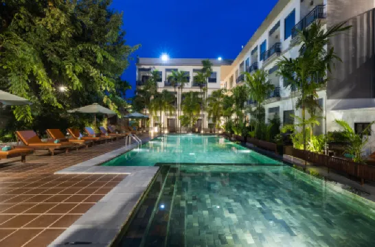 グリーン アマゾン ホテル ファーレ、ザ カンボジアン サーカス周辺のホテル