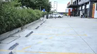 zhenshang hotel - parking