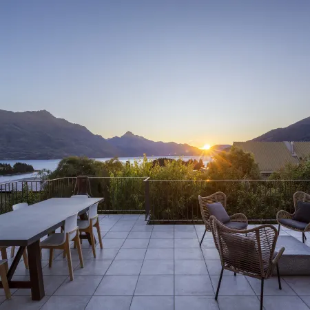 Lakeview Paradise: 3BR, Hot Tub, BBQ, Garden