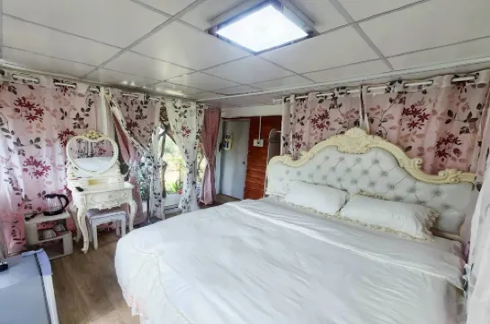 Merlin Hut & Farm