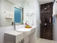 Favehotel Kelapa Gading Hotels near La Piazza