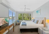 Noosa Entrance Waterfront Resort - Beach