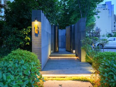 Taibai Mountain is not late · Riverside Pool Home