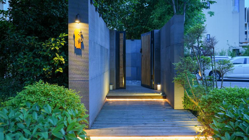 Taibai Mountain is not late · Riverside Pool Home