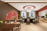 Donglan Dongsheng International Grand Hotel (Wei Baqun Memorial Hall Cultural Square) - พร้อมอาหารเช้า