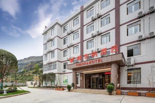 Vienna Hotel Rebo County store - parking