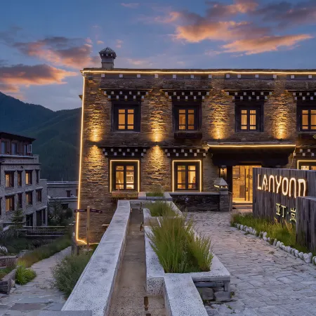 Yading Lanyond Hotel