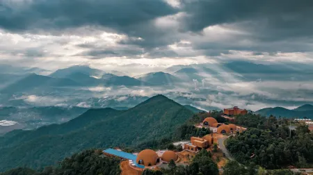 Xikang Wellness & Resort Jinggu Baima Mountain Отели рядом с достопримечательностью «Mengwozongfu Temple»