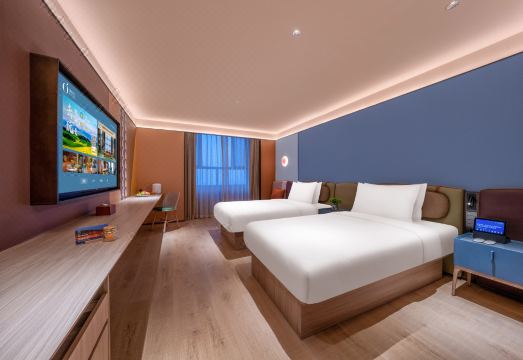 [친이바크 호텔의 실내 수영장 사진]