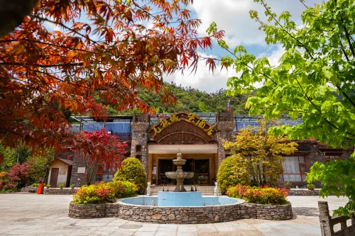 Qiangzu Castle Hotel - Mountain view