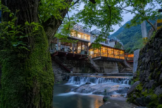 Tonglu Lingshang Baiyun Homestay (Baiyun Yuan Resort Branch) Отели рядом с достопримечательностью «Tianlongjiupu»