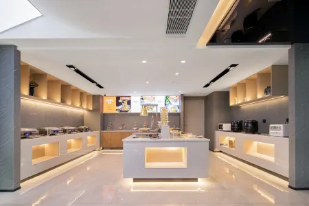 Wuhan Lanjing Hotel (Sports Center Dongfeng Company Subway Station) Отели рядом с достопримечательностью «Wuhan Business College»