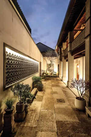 Qing Teng Bie Yuan Отели рядом с достопримечательностью «Datong School»