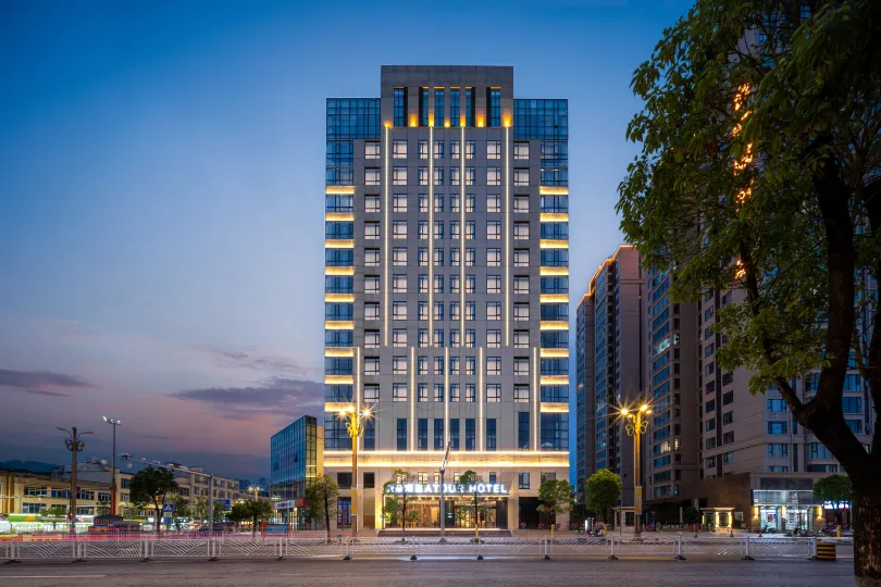 Dali High-speed railway station Erhai Park Atour Hotel